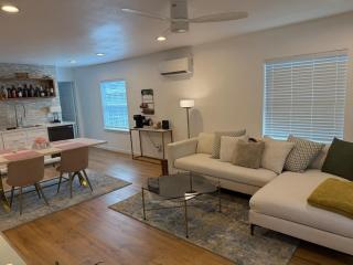 1940s Beauty near Downtown Medical Center and UH - Houston - 0