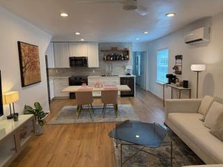 1940s Beauty near Downtown Medical Center and UH - Houston - 9