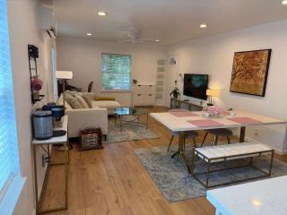 1940s Beauty near Downtown Medical Center and UH - Houston - 8