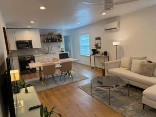 1940s Beauty near Downtown Medical Center and UH - Houston - 7