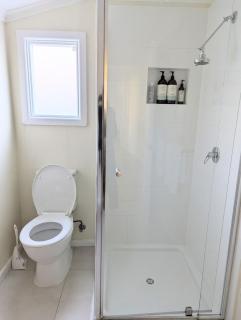Tranquil Retreat -short walk to Train Station - Ringwood East - 1