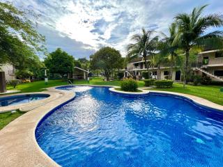 Calm & Palms Second Floor Studio - - 7