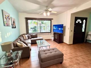 Three Bedroom Spacious Townhome - Coco - 8