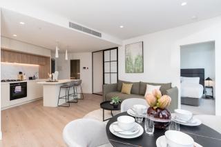 City Escape 2 Bedroom next to Skybus with Sauna Pool and Gym - Melbourne - 9