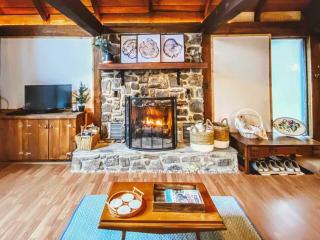 Cattail Creek Retreat Cozy Cabin with Fireplace - Burnsville - 8
