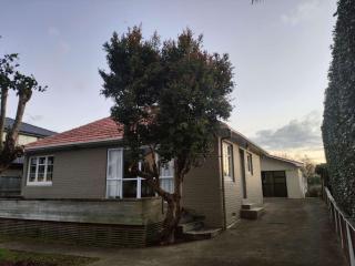 7 Beds including 4 Double Beds, 1 Single Bed, 2 Double Sofa Beds Serviced House A - Auckland - 8