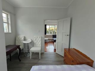 7 Beds including 4 Double Beds, 1 Single Bed, 2 Double Sofa Beds Serviced House A - Auckland - 7