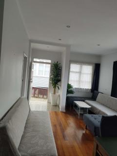 7 Beds including 4 Double Beds, 1 Single Bed, 2 Double Sofa Beds Serviced House A - Auckland - 4