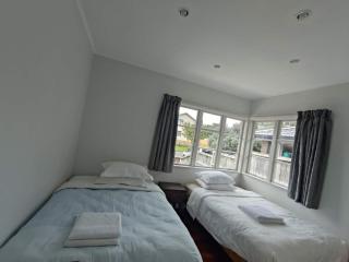 7 Beds including 4 Double Beds, 1 Single Bed, 2 Double Sofa Beds Serviced House A - Auckland - 3