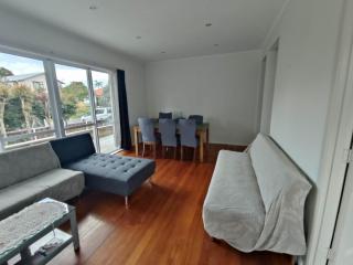 7 Beds including 4 Double Beds, 1 Single Bed, 2 Double Sofa Beds Serviced House A - Auckland - 2