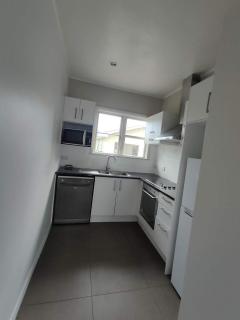 7 Beds including 4 Double Beds, 1 Single Bed, 2 Double Sofa Beds Serviced House A - Auckland - 1