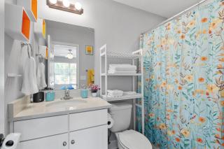 Modern 3BR Home Ideal for Groups, Prime Location - 9