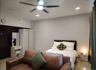 STAY at SkyLuxe Trefoil Setia City - Setia Alam - 9
