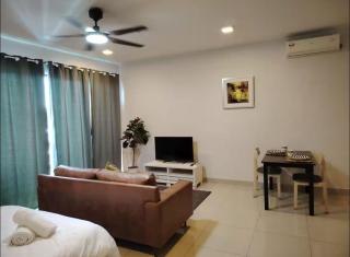STAY at SkyLuxe Trefoil Setia City - Setia Alam - 1