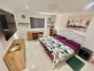 Separate One Bedroom Large Apartment in Slough - Slough - 3