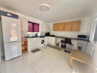 Separate One Bedroom Large Apartment in Slough - Slough - 2