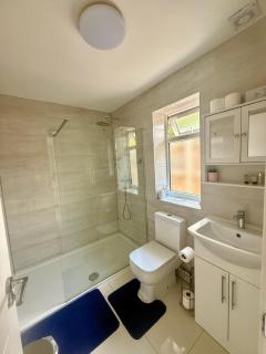 Separate One Bedroom Large Apartment in Slough - 1