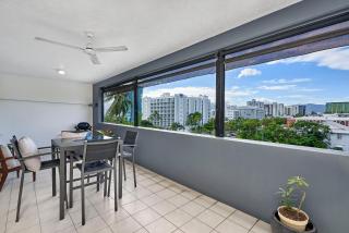 Central Two-Bedroom Apartment with City Views - Cairns - 6