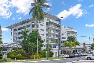 Central Two-Bedroom Apartment with City Views - Cairns - 8