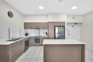 Central Two-Bedroom Apartment with City Views - Cairns - 3