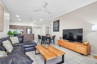 Central Two-Bedroom Apartment with City Views - Cairns - 0