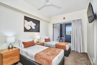 Central Two-Bedroom Apartment with City Views - Cairns - 1