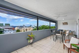 Central Two-Bedroom Apartment with City Views - Cairns - 7