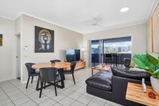Central Two-Bedroom Apartment with City Views - Cairns - 4