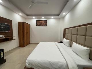 Hotel Deciduous - Faridabad - 4