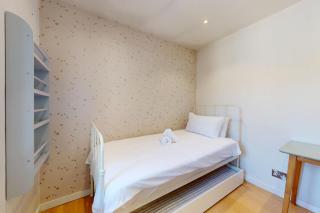 Lovely 3 Bed With Patio 5 Min Walk to Bus Stops - Londra - 6