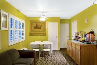 Howard Johnson by Wyndham South Lake Tahoe - South Lake Tahoe - 8