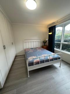 Sunny Bedroom in Brunswick West - Melbourne - 3