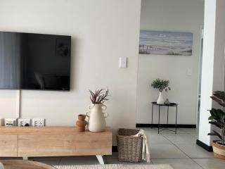 Cozy 2-Bedroom Apartment with Pool & Gym near Fourways Mall and Hospital - 1