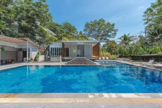 Cozy Retreat Near Beach and Pools - 2