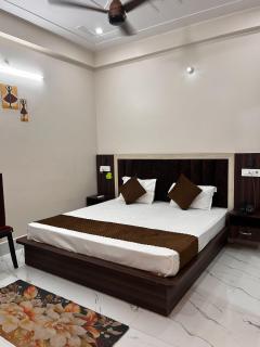 Hotel Prine Palace Near Ramjanambhoomi & Temple - Free Wi-Fi - Parking and Room Service - Fully Air Conditioning Rooms - Ayodhya - 0