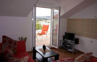 Penthouse Paulina - Large Sunny Terrace - Seaview - 250m to Beach and Restaurants - Free Parking - Trogir and Ciovo - 15 minutes to airport - Trogir - 3