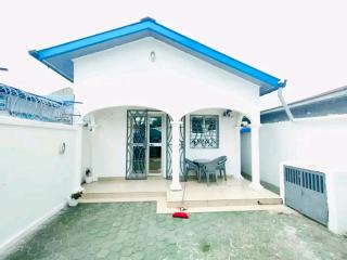 Villa meublée à Brazzaville quartier diatade 3 chambres salon douches toilettes cuisine équipée Entièrement Climatisée chauffe eau - - 0