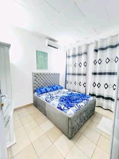 Villa meublée à Brazzaville quartier diatade 3 chambres salon douches toilettes cuisine équipée Entièrement Climatisée chauffe eau - - 9