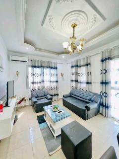 Villa meublée à Brazzaville quartier diatade 3 chambres salon douches toilettes cuisine équipée Entièrement Climatisée chauffe eau - - 8