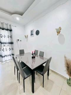 Villa meublée à Brazzaville quartier diatade 3 chambres salon douches toilettes cuisine équipée Entièrement Climatisée chauffe eau - - 6