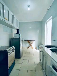 Villa meublée à Brazzaville quartier diatade 3 chambres salon douches toilettes cuisine équipée Entièrement Climatisée chauffe eau - - 5