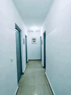 Villa meublée à Brazzaville quartier diatade 3 chambres salon douches toilettes cuisine équipée Entièrement Climatisée chauffe eau - - 4