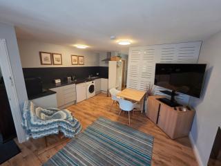 Self contained spacious apartment with parking - Ipswich - 0