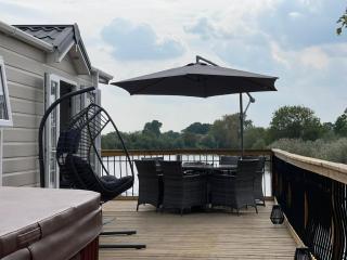 Riverside Lodge, Hot Tub available, Apperley - - 0