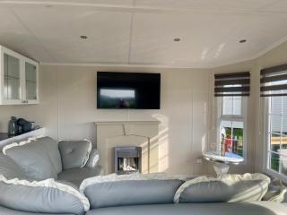 Riverside Lodge, Hot Tub available, Apperley - - 8
