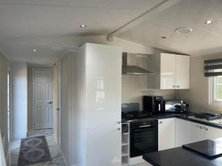 Riverside Lodge, Hot Tub available, Apperley - - 7