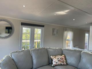Riverside Lodge, Hot Tub available, Apperley - - 6