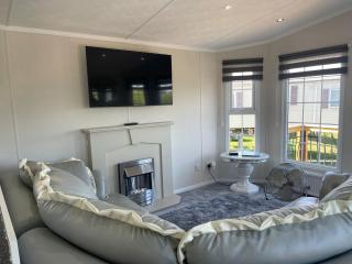 Riverside Lodge, Hot Tub available, Apperley - - 5