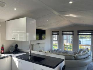 Riverside Lodge, Hot Tub available, Apperley - - 4