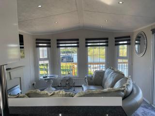Riverside Lodge, Hot Tub available, Apperley - - 3